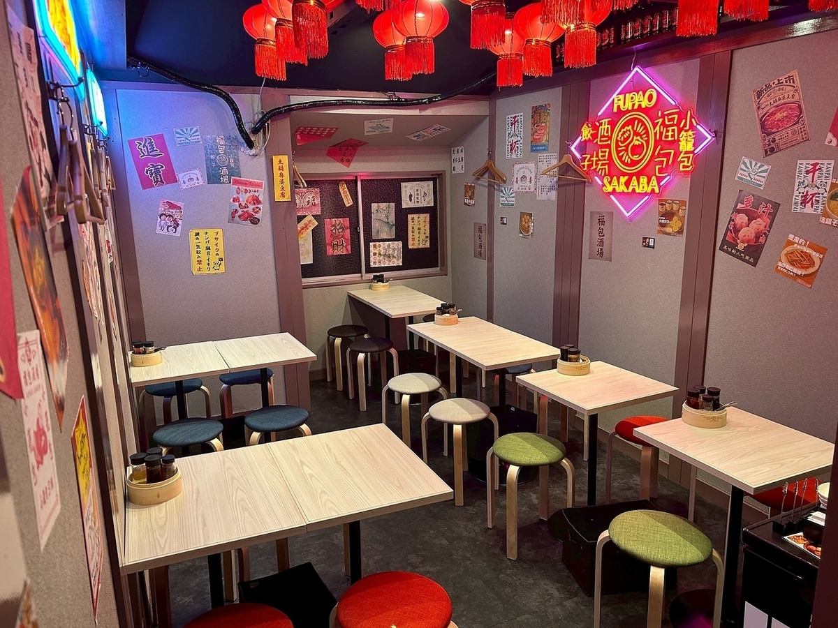ネオンが光るオシャレな店内でお食事いただけます！