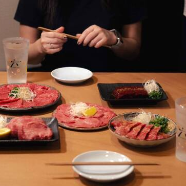 仕事帰りや友人との集まりに最適！ カウンター席とテーブル席を完備しており、落ち着いた空間で厳選和牛のお肉料理とお酒に合う居酒屋メニューを堪能できます。お料理とお酒をサクッと楽しむ2次会利用にもどうぞ。焼きや一品メニューにもこだわり、お肉の魅力を存分に感じていただけます。