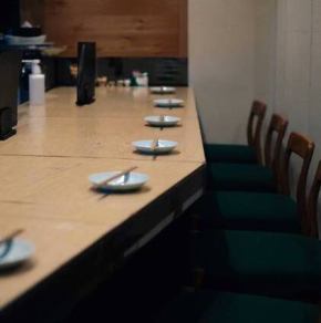 目の前で繰り広げられる調理の様子は、まさにライブ！お一人様やデートに人気の特等席です。職人が手切りする姿を眺めながら、できたての和牛をすぐに堪能できるのは、この席ならでは。臨場感あふれる空間でサク飲みもお楽しみください。周りを気にせず落ち着いて過ごせます。