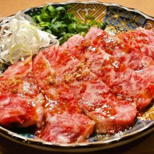 スタッフが美味しくお肉を焼き上げます。1皿でもお好きな枚数で注文可。あったかいうちに召し上がれ！