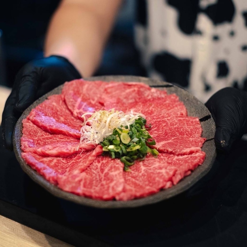 营业至深夜!在轻松舒适的成人氛围中享用美味肉类。