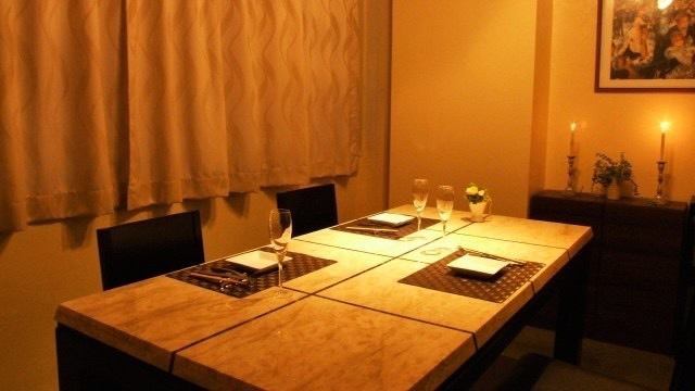 【完全個室！デート・記念日・誕生日・女子会に】2~6名様にて利用可能な完全個室をご用意しております。デート、女子会、宴会、接待、あらゆるシーンでご利用いただけます。プライベートな空間でゆったりと優雅な時間をお過ごしください。※2名様ご予約時の個室指定は指定料4,000(税込)にて個室確約とさせて頂きます。