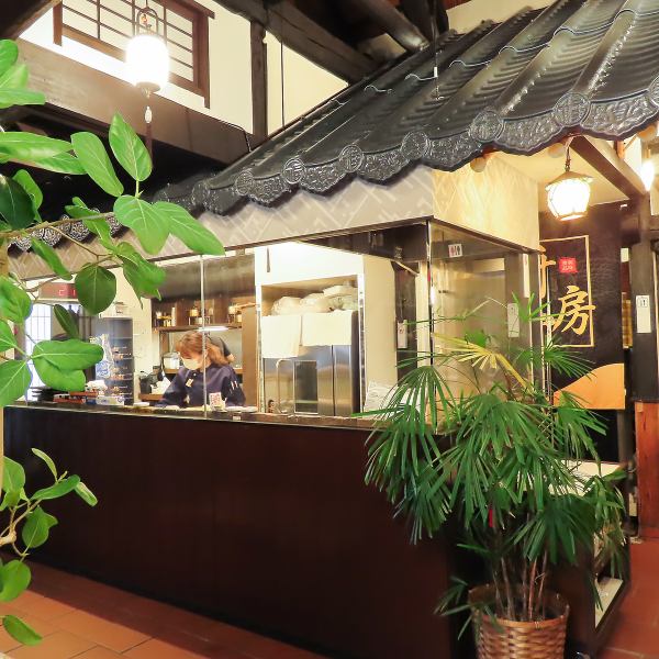 接待や会食にも最適な、プライベートな空間を確保した個室をご用意。店内は、お食事だけでなくガラス張りの厨房で調理風景も楽しめるエンターテインメント空間。特別な時間を心ゆくまでお過ごしいただけます♪