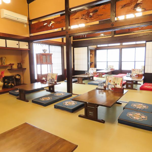 ゆったりとくつろげるお座敷席は、大人数でのご宴会にぴったりです。お子様連れでも安心してお食事をお楽しみいただけます。周りを気にせず仲間と盛り上がりたい方は、貸切予約も可能ですのでお電話にてご相談ください！