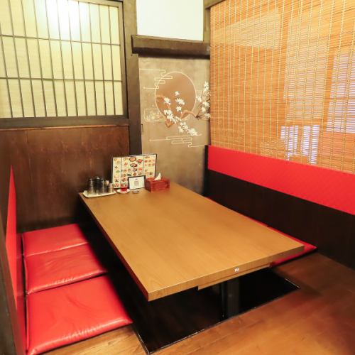 ゆったりとお掛けいただける掘りごたつ式のテーブル席をご用意しております。