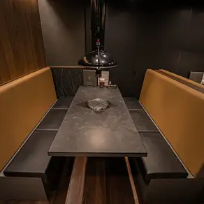 <6人桌x 2席> 半包間準備了6人桌2席。