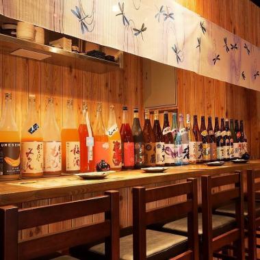 【昼呑み・サク飲み】人目を気にせずに過ごせるカウンター席は、お一人様や少人数でのご来店にオススメ☆大山地鶏の旨みを噛みしめながらしっぽり飲みたい時、炭火で焼き上げた香ばしい本格焼き鳥丼を食べたいランチタイム、日本酒好きなお連れ様と飲み明かしたい夜には「裏難波 路地裏酒場 とんぼ」へ是非ご来店ください☆