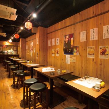 【女子会・グループ宴会】昭和レトロな内観。木のぬくもりが温かい大衆酒場は、どこか懐かしさを感じる世代にも新しさや映えを感じる世代にも大変人気です。通路が広いので、車椅子やベビーカーでのご入店も可能！全席禁煙でお子様連れでも安心です◎テーブル席でまったり女子会やママ会ランチにもお気軽にご利用ください♪