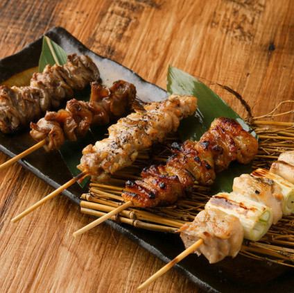 【おすすめ5種盛り】香ばしい炭火の匂いが食欲をそそる!鳥取産の大山地鶏の旨みを堪能できる盛り合わせ♪