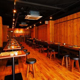 目配り・気配り上手なスタッフが、ご来店の人数に合わせたお席をご案内します☆同僚との晩酌・グループ宴会にも◎