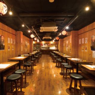 木目調で落ち着いた広々とした空間。和風の趣の中でゆったり宴会◎着席スタイルは最大75名様で承ります！