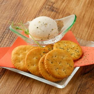 独自配合のクリームチーズクラッカー