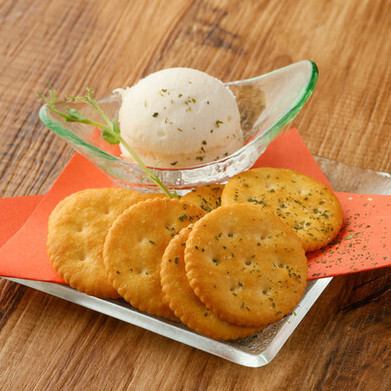 独自配合のクリームチーズクラッカー