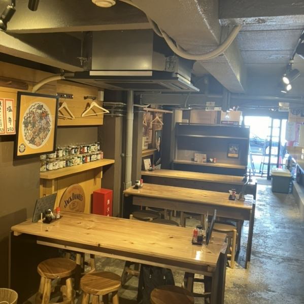 ＜店内座位信息＞ 有宽敞的吧台座位和桌椅座位，适合团体用餐！桌椅座位也可并排使用。请在女生聚会、下班后的酒会、与朋友聚餐等各种场合使用它！请在愉快的谈话和美味的食物的包围下度过一段特别的时光！