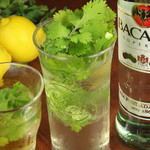 We offer original drinks such as coriander mojito and coriander plum wine! If you like coriander, please try it! ★