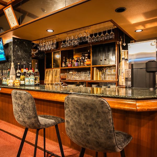 We have counter seats available for solo diners as well. We are a great place for people who want to relax and enjoy a drink after work, or for couples who want to sit down and enjoy a meal together. Enjoy authentic flavors from our a la carte dishes that go well with drinks to full-course meals.