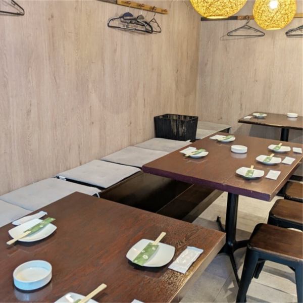 当店では、結合可能なテーブル席をご用意しております。少人数から大人数まで、さまざまなシーンに合わせてご利用いただけますので、友人や家族との集まり、会社の宴会、さらには特別なイベントにも最適です！お料理やお酒を囲んで、笑顔あふれるひとときをお過ごしください。