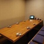 我們提供桌椅包廂座位。