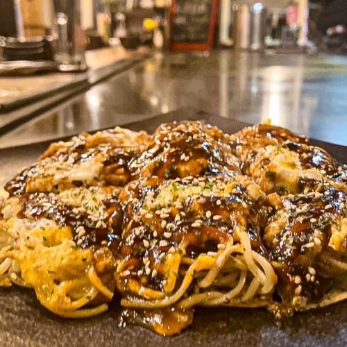 ``Exquisite! Okonomiyaki'' The secret ingredient is oil cake◎The noodles are crispy!Two soft-boiled eggs are used, and the sauce is well-balanced.