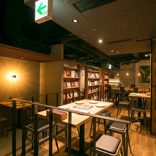 A stylish space where bookshelves with magazines and books are separated by walls.Normally it is a table seat for 4 to 6 people, but it can be used as a private room for large groups.Banquet OK for up to 14 people!