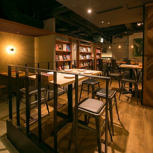 The space surrounded by the fence in the center of the store is a convenient space for small to large groups.Table seats are available for 7 and 10 people.Open seats are perfect for casual drinking and banquets ♪