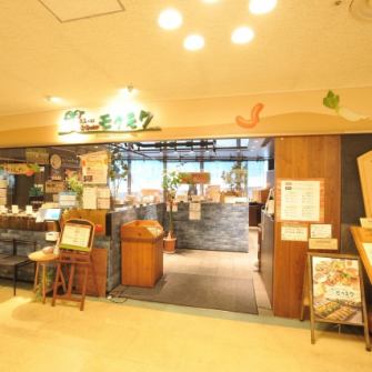 自分へのご褒美に、一人でも気軽にナチュラルで居心地のよい店内は、ひとりでのご利用にも最適。60種類以上のメニューからその日の気分に合わせて選べるので、無理なく心も体も整う“自分時間”が楽しめます。ちょっとした気分転換やリフレッシュランチに、気軽にお立ち寄りください。
