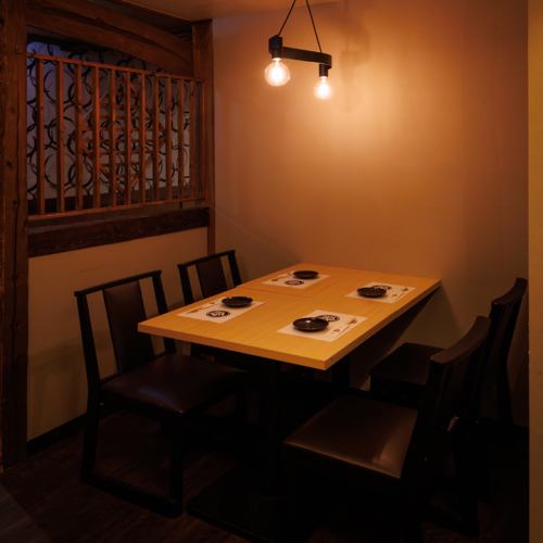 <p>友人とのサシ飲みやデート、仕事帰りのちょい飲みにもピッタリ！シンプルながら木の温もりが感じられえるテーブルと、背もたれ付きのゆっくりくつろげる椅子で、自然と会話が弾む居心地の良さです！</p>