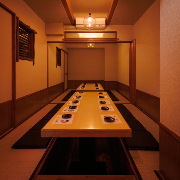 畳の温もりに包まれた掘りごたつスタイル！ゆったり座れる配置にもこだわり、話しやすさも抜群！まるでお家のようにくつろげる和みの空間で、みんなの笑顔が集まるひとときを是非お楽しみください！
