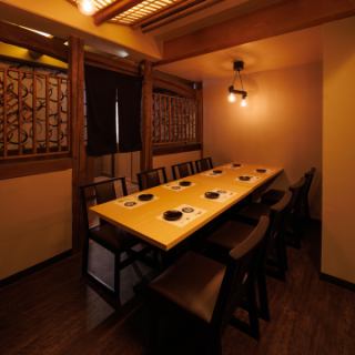 気取らずカジュアルに過ごせる空気感の半個室！仲間内の飲み会や女子会、打ち上げなどにもピッタリ！座りやすい椅子で長時間でも疲れにくく、みんなでワイワイ楽しみながらゆったりとくつろげます！