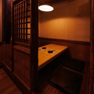 木の格子と素朴な照明が優しく包み込む掘りごたつ半個室！デートやしっぽり飲みたい夜にピッタリなサイズ感で、木の温もりと柔らかな灯りが心をほぐしてくれます！居心地抜群なこだわりの空間です！