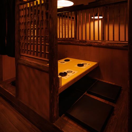 柔らかな照明とナチュラルな木の温もり溢れる掘りごたつ半個室！周りと程よく仕切られているので、プライベート感もありつつ開放感も抜群！和風だけど堅すぎない、カジュアルで親しみやすい空間です！
