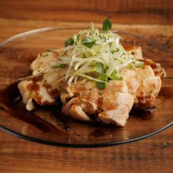 柔らか蒸し鶏の黒酢ソース