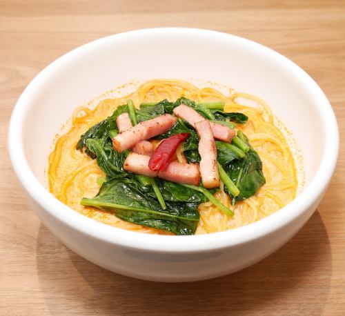 Spicy cream soup with bacon and spinach