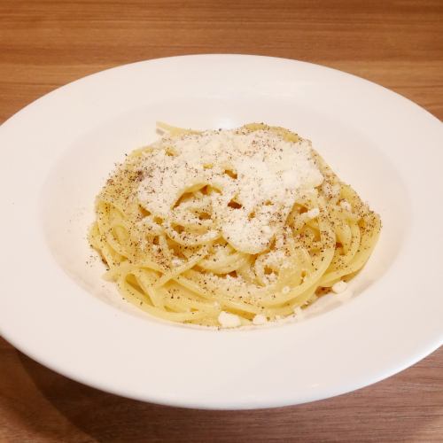 Simple pasta with cheese and pepper