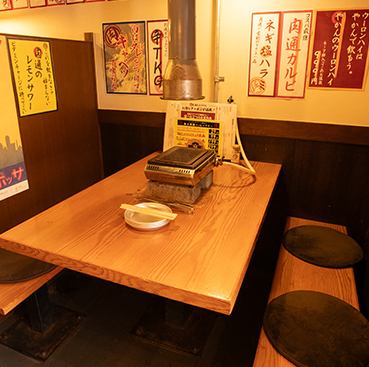 落ち着いた雰囲気のよい席。広々としたテーブル席でゆっくりお食事を楽しんでいただけます。もちろん少人数宴会や合コンなどにもオススメ★