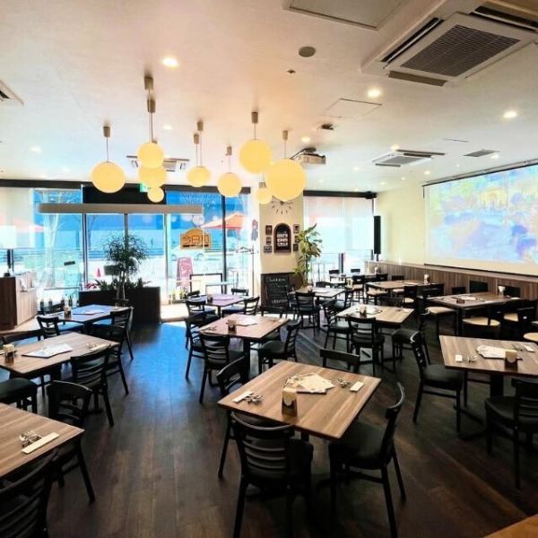 【パーティー・貸切利用におすすめ★】千葉駅から徒歩5分！駅から近いので団体利用でも使いやすいです◎明るく広々とした店内で楽しい時間をお過ごしください♪40名様以上で貸切OK！おしゃれな空間で楽しむ貸切パーティーや歓送迎会、女子会にも最適。飲み放題付きコースやご予算に応じたプランもご相談いただけます。