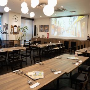 貸切予約承ります。着席62名、立食80名収容可能。特大スクリーン完備で結婚式の二次会、イベントの打ち上げ、ゴルフコンペの表彰式などに最適です。マイクレンタルも2本あり、音響設備を持ち込めば簡単なライブイベントなども対応可。スクリーン投影はPC、タブレット、スマホなど全てのデバイス対応可能です。