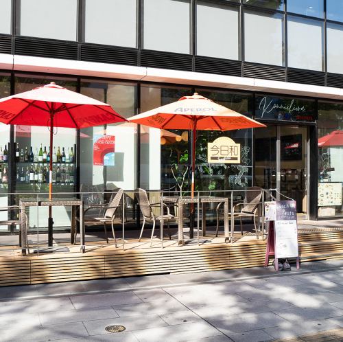 開放感あふれるテラス席で昼飲みしませんか？心地よい風を感じながら、ランチと一緒に楽しむ昼からの1杯は格別。友人との語らいや休日のご褒美にも◎