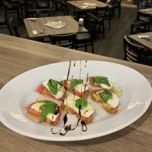 モッツァレラチーズとトマトのカプレーゼ