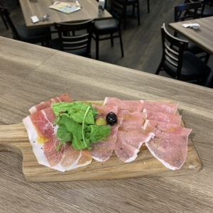 イタリア産プロシュートと生ハムの盛り合わせ