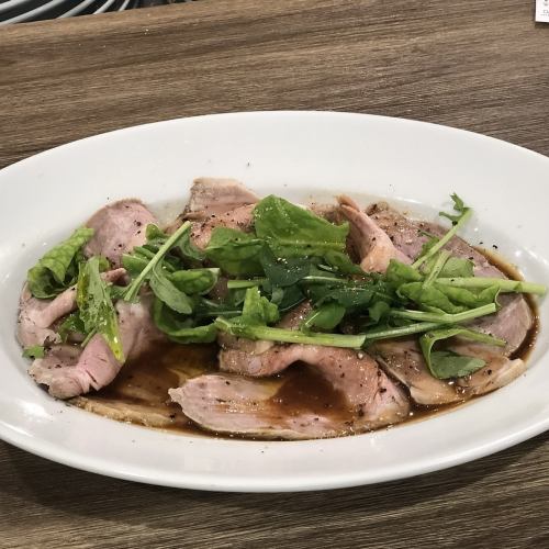 自家製ローストポークマデラ酒のソース/国産鶏もも肉と野菜のトマト煮込み