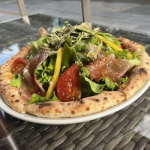 牛ひき肉とホウレンソウのピッツァ/たっぷり野菜と生ハムのサラダピッツァ