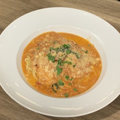 モッツァレラといろいろチーズのトマトソース/海老とベーコン、ブロッコリーのトマトクリームソース