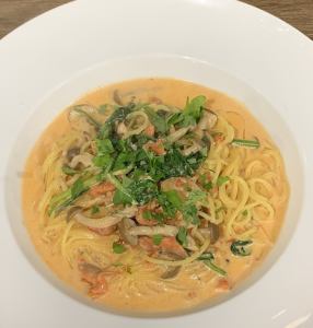 角切りベーコンとマッシュルームのカルボナーラ/サーモンとホウレンソウ、シメジのクリームトマトソース