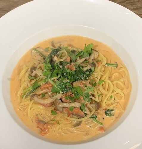 角切りベーコンとマッシュルームのカルボナーラ/サーモンとホウレンソウ、シメジのクリームトマトソース