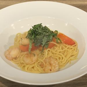 海老とフレッシュトマトの青じそ風味