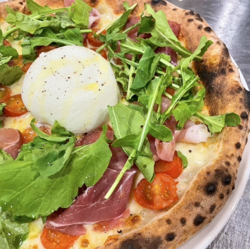 まるごとブラッタチーズとプロシュート、ルッコラのピザ