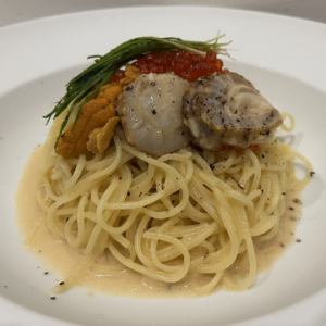 冷製スパゲッティウニ、イクラ、ホタテのカッペリーニクリーム仕立て