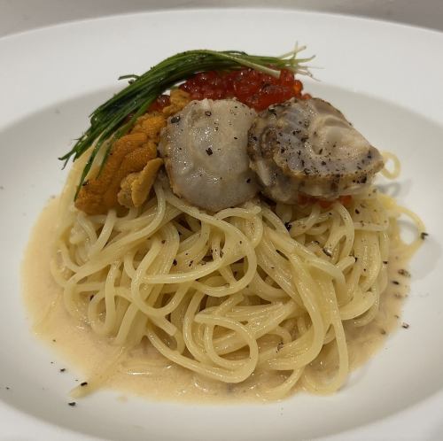 冷製スパゲッティウニ、イクラ、ホタテのカッペリーニクリーム仕立て