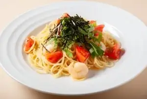 Shrimp and fresh tomatoes with perilla leaf flavor